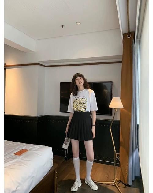  【显瘦】“打底裤”失宠了，今年春夏流行这款“初恋裙”，显瘦百搭还减龄