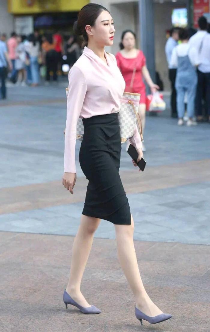 精致|街拍:小姐姐身材完美,不管怎样穿搭都合适得体,精致感十足
