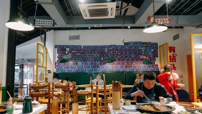 『饭点』成都最接地气的火锅,装修很市井,每到饭点排队的人很多