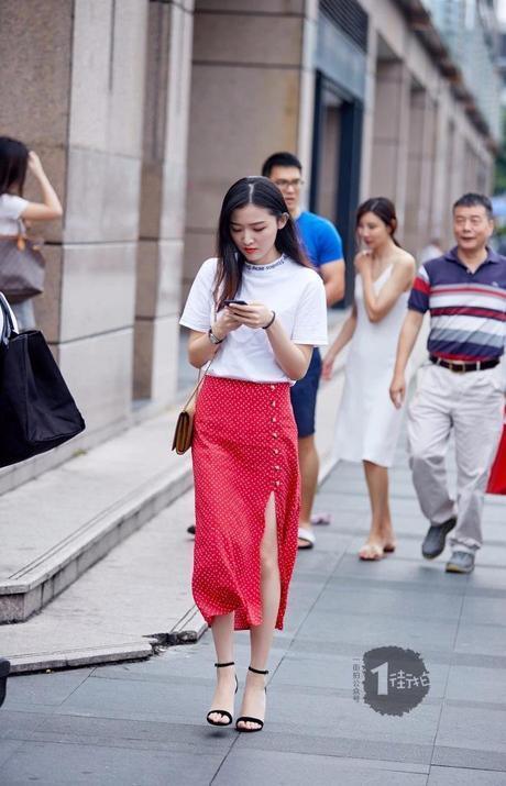 街拍：俏皮一字领，展现俏丽性感的你