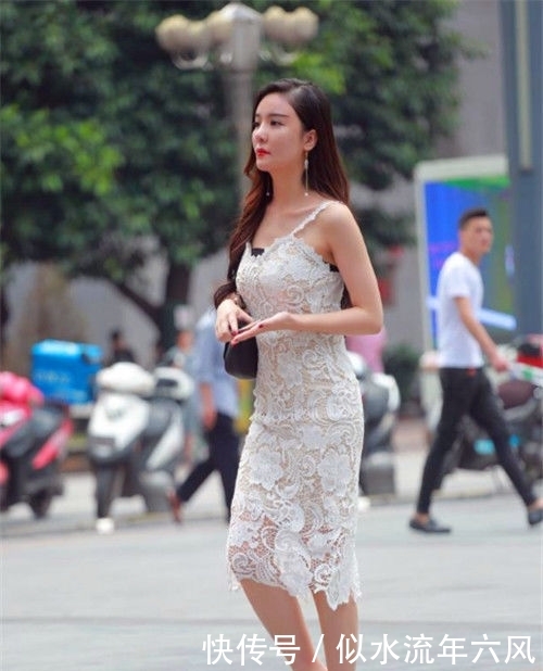 『白皙』街拍:美女时尚的穿搭秀出白皙长腿,长发飘飘,绰约多姿