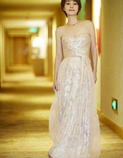 马伊琍裙子真另类，侧面看凸起了45度，像是被根线扯住了一样！