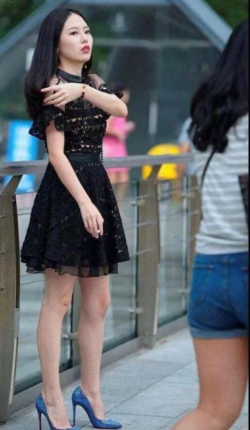 街拍：露肩黑裙美女除了美也不失性感可爱