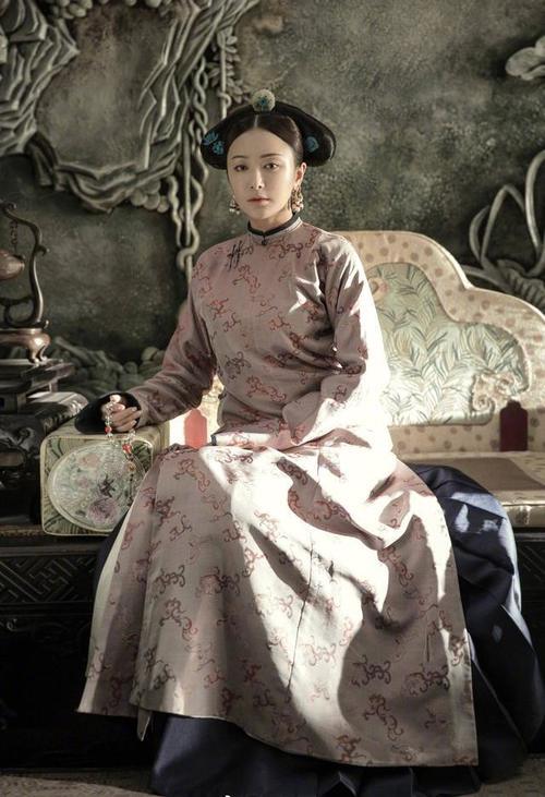 37岁秦岚穿透视亮片裙高级感满屏，网友：这是30几岁才有的韵味！