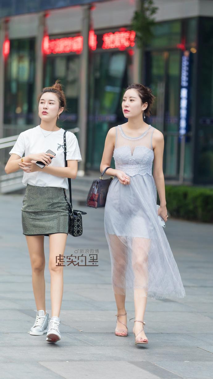 街拍：美女T恤加牛仔裤少女感爆棚！网友：身材比例真好！