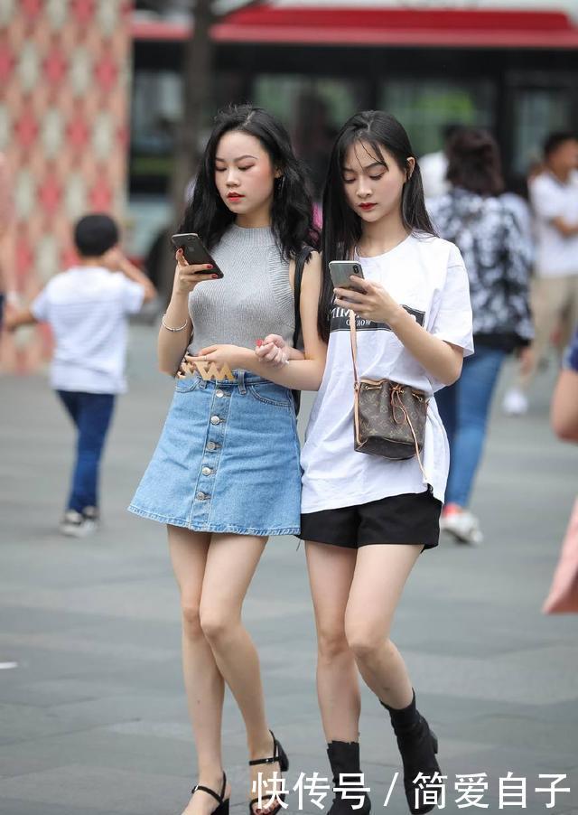 不错:街拍:爱逛街的闺蜜,腿型都不错