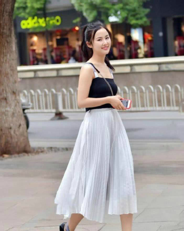 街拍：穿着清爽时尚性感的小姐姐，身材苗条气质优雅动人！