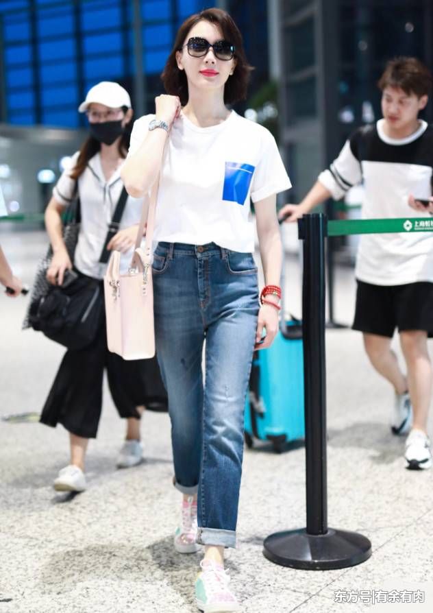 陈数短发太美了，白T搭牛仔裤像年轻20岁，都敢说她是大学生!