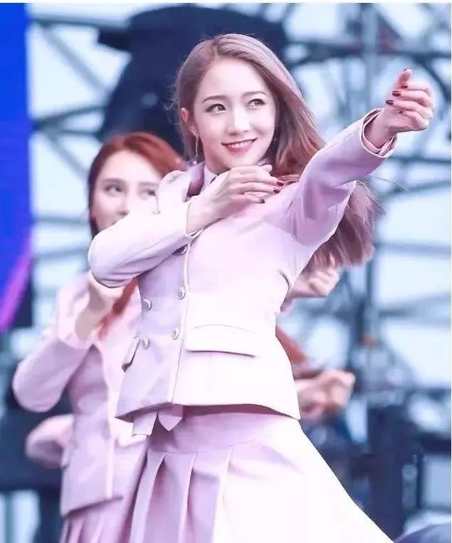 孟美岐的泪痣妆美上天，但扛不住就丑哭了!眼妆加这一点简直美爆