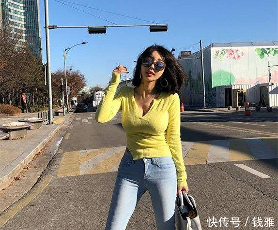 曼妙身材的紧身牛仔裤美女，紧致的身姿更有魅力，更显柔美气质！