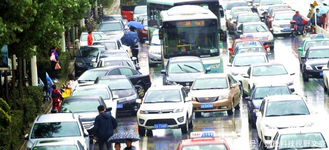 厉害了！世界上首辆“马路上跑的火车”问世，在湖南开始试行