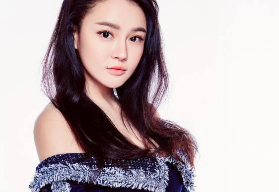 她的上围夸张到爆炸，身材好到衣服藏不住，网友：邹市明很幸福！