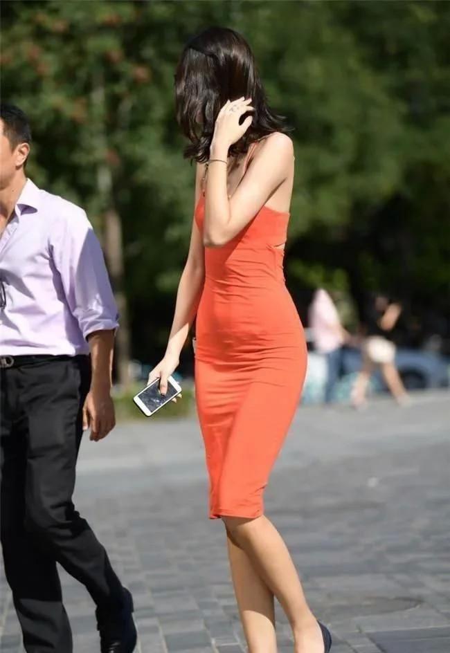 时尚街拍美女:紧身鱼尾裙，更显好身材，网友直呼受不了，一般人