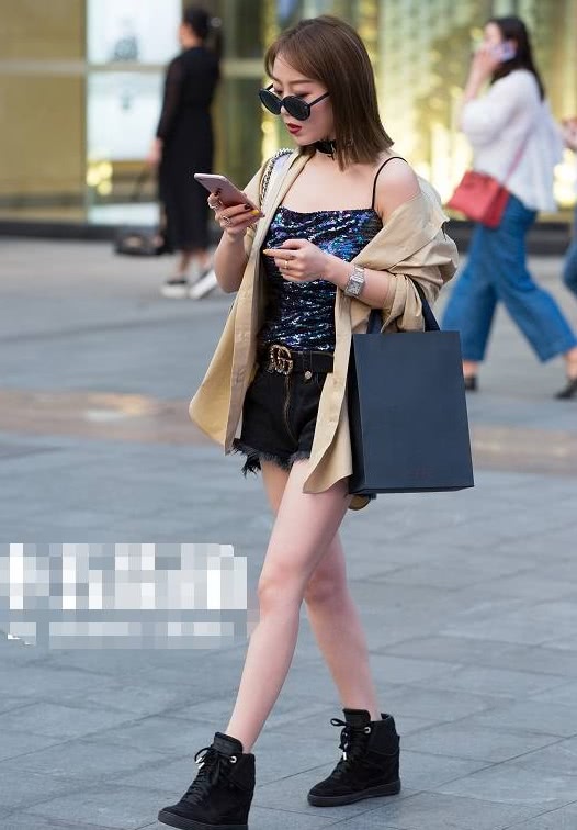 穿着裙子的美丽小姐姐，给人留下美丽的印象！