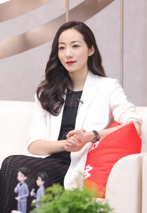  「后代」韩雪不愧是军人后代，穿镂空连衣裙配白色西装，坐姿优雅气质斐然