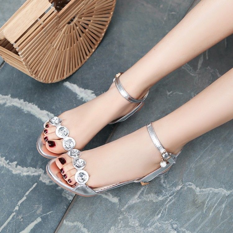 原来高跟凉鞋不仅是为了长高，“裸背”凉鞋拉伸腿长，比例更完美