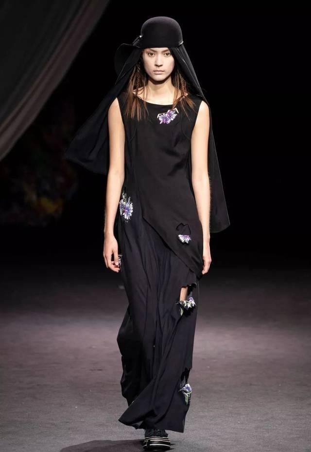  时装秀：Yohji Yamamoto 2020 春夏时装秀：山本耀司的黑色诗意想象