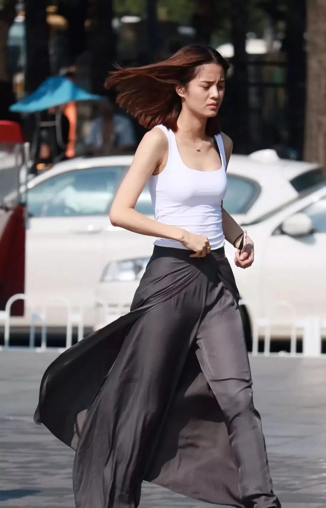 清新俏皮的小姐姐，赤裸裸的穿上一件紧身吊带背心！