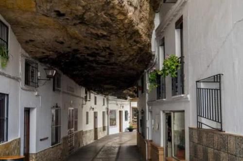 被巨石压了600年的村子，村民出门不用带伞，只怕发生地震！