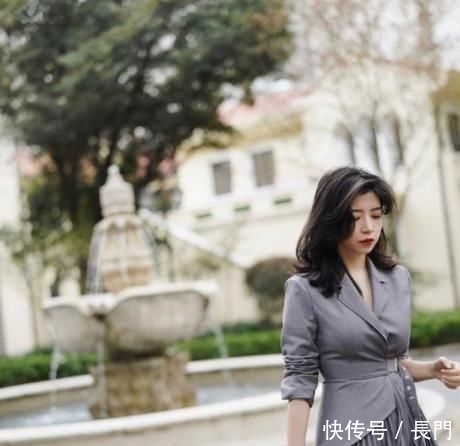 #特别#又被三木的穿搭圈粉了,穿西装百褶裙时髦又大方
