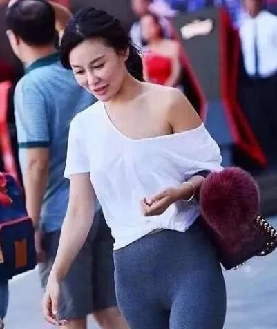 街拍:身材饱满的小姐姐,紧身穿搭秀完美身材,“腿”直了!