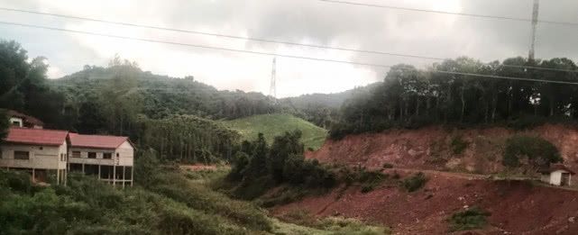 老挝中国旅行团车祸，14人死亡，实拍这里的公路路况到底有多差