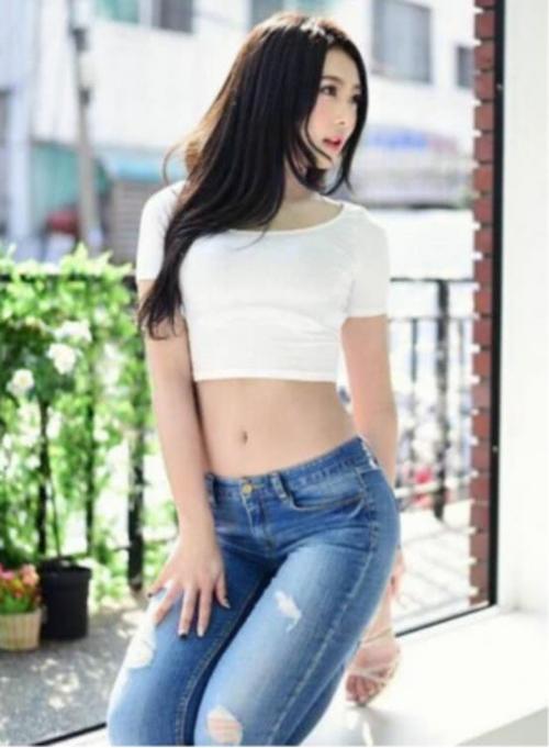 牛仔裤勾勒出的完美曲线，成功打造出好身材，让人移不开眼睛！