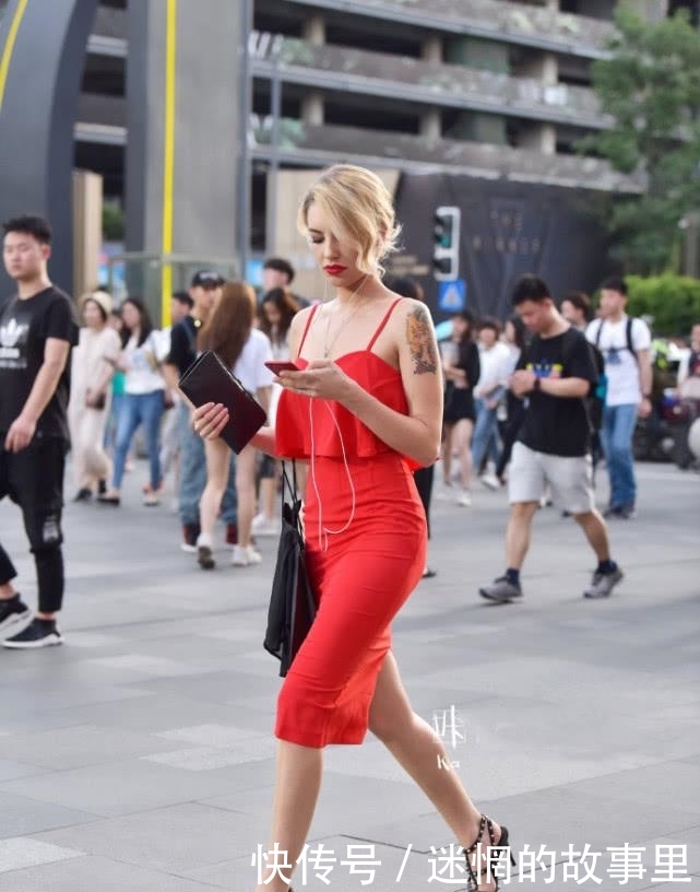  「美女」一群追求时尚的小姐姐，精致的打扮展示独特的品味，赏心悦目