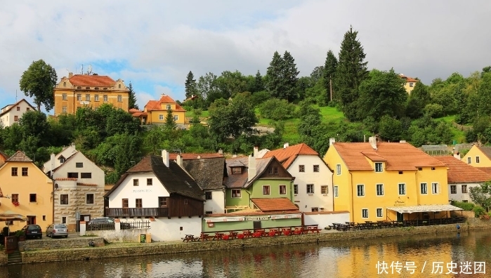 国外这座中世纪小镇,周围有河流环抱,四季美景各不相同!