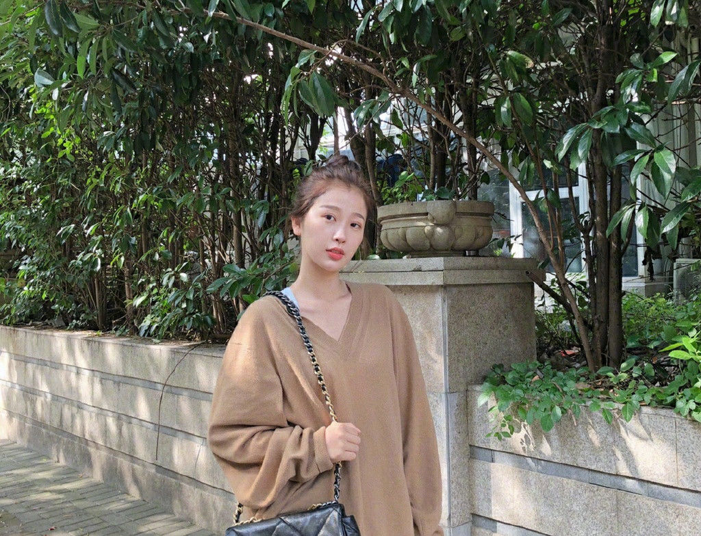  [大不一样]鞠婧祎, 虞书欣撞上同款造型, 都是94后, 状态大不一样