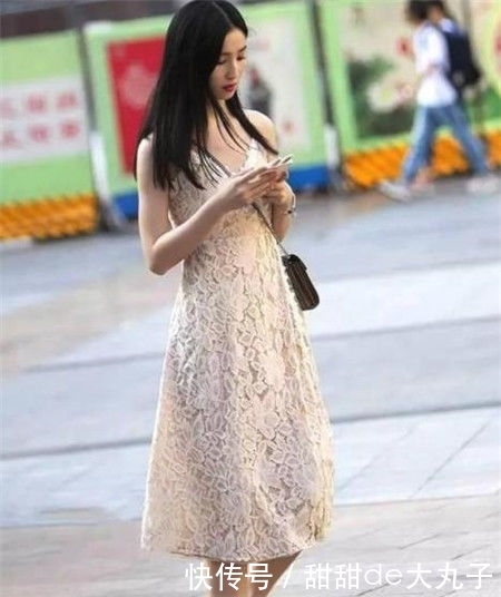 不已:路人街拍:这一位时尚靓丽的美女,高挑纤细的身材让人羡慕不已