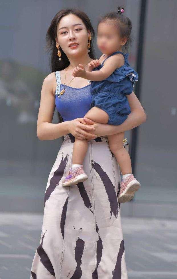 街拍：时尚辣妈蓝色吊带背心搭配白色长裙，非常的修身和性感！