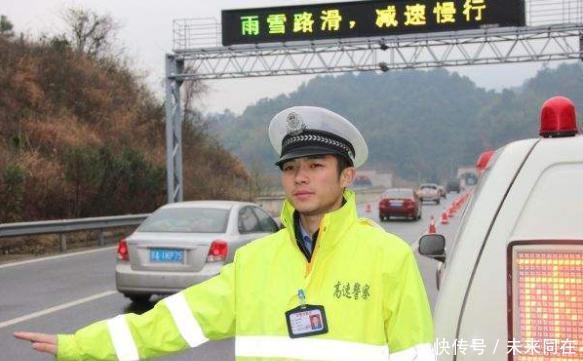 高速上突遇暴雨怎么办？继续开车还是停车？90%的人都做错了