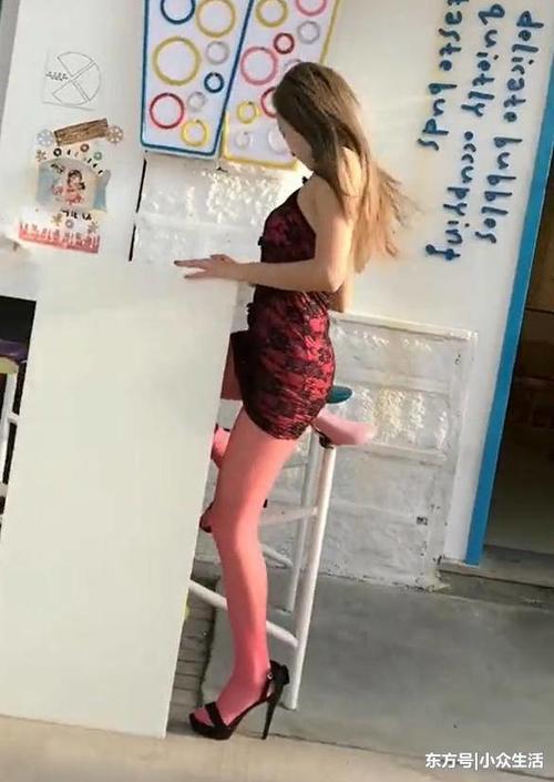 街拍：小姐姐穿上恨天高，高挑迷人，走路也特别的养眼!