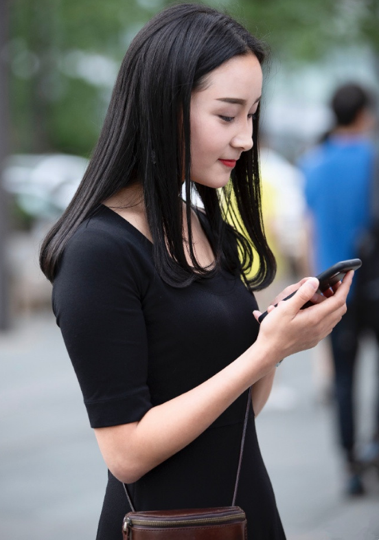 街拍：图1优雅，图2迷人，图3清新脱俗的姐妹花让人沉醉！