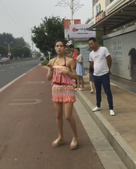 美女身穿冰棒衣在公交站等车，2018最时尚的防暑神器！