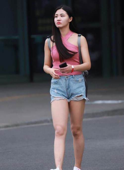  「美女」美女时尚街拍：浓眉大眼的美女，一件黑色上衣配黑色打底裤，时尚帅气十足