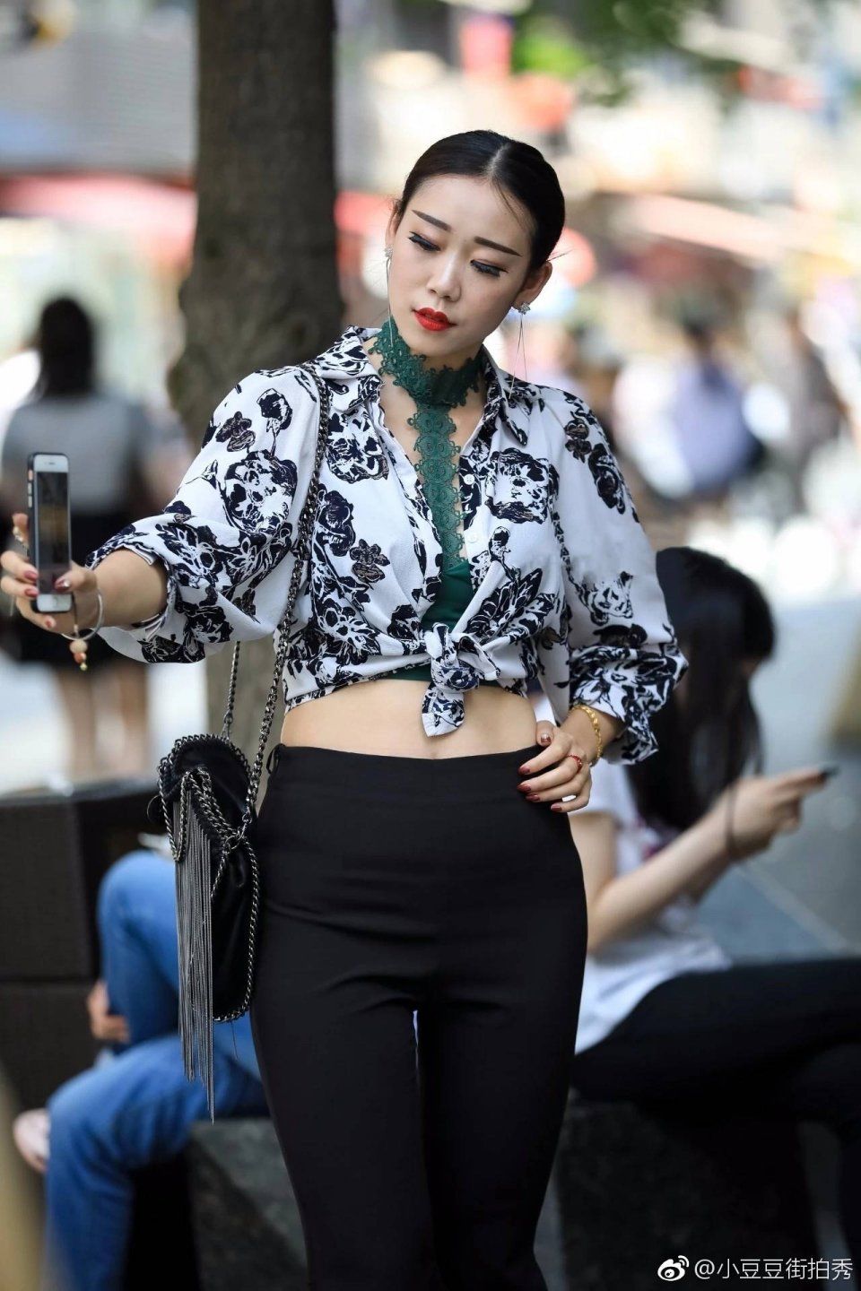 一点点街拍:美女姐姐穿着打扮时尚大方,看起来很高贵的样子