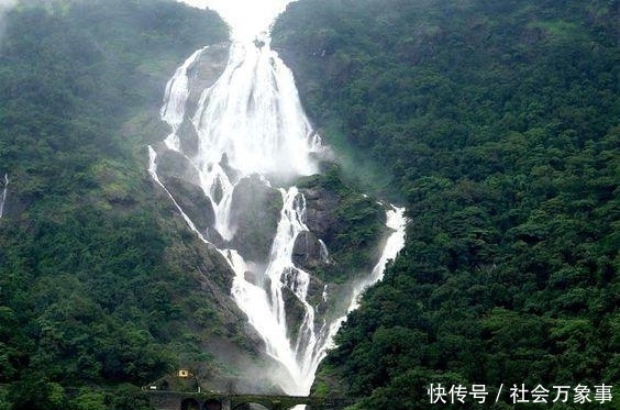 全球三大恐怖铁路:一半车身在悬崖外,常有被瀑布和海水淹没危险