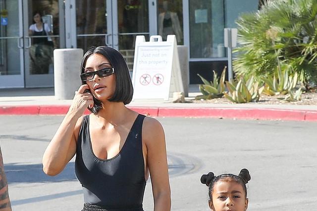 卡戴珊瘦成一百零八斤？穿低领背心也高级，但一条裤子毁所有