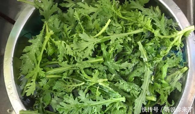 『蒸好的茼』蒸茼蒿时多做1步，根根分明，清香开胃，爽脆又好吃，1人能吃1盘！