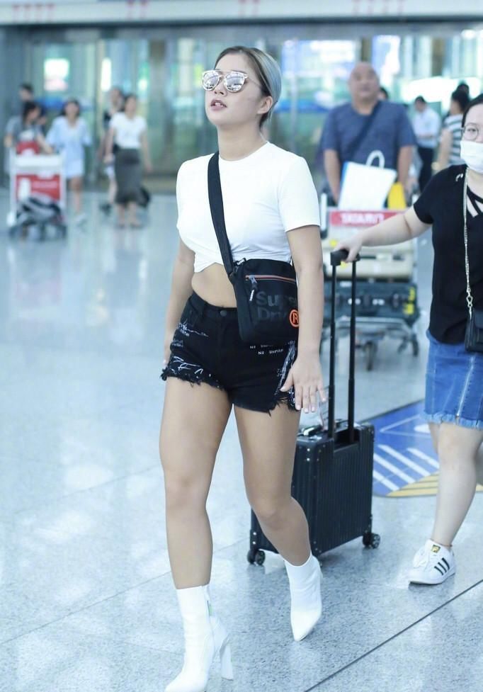 王菊太霸气!穿超短裤配白靴，一身肉肉网友感叹:自信最美