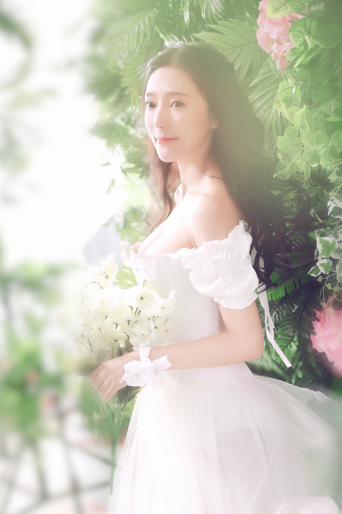 俏丽温婉的气质美女，纯美公主裙仙气满满，空灵眼神清澈如水！