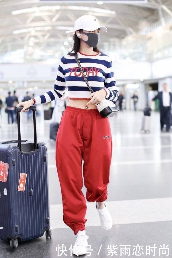 沈梦辰穿件塑料裙去机场，大长腿依旧还在，就是上身也太紧了吧？