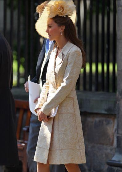 凯特王妃出访波兰，一席白裙抱夏洛特公主获赞，衣品人品均在线