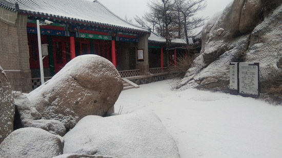 崂山巨峰迎初雪！仿若人间仙境