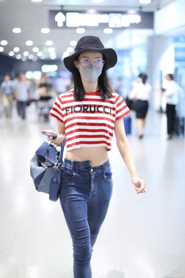 都穿条纹衫秀细腰，刘雯这样的基本款，比金晨的短款看着舒服多了