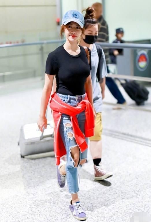 蔡依林刘雯都穿衬衫加牛仔裤，腿却不分上下!网友:扎裤子真有用