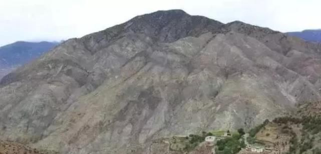 东北一座奇山,常年寸草不生,专家:里面埋藏着一个大人物