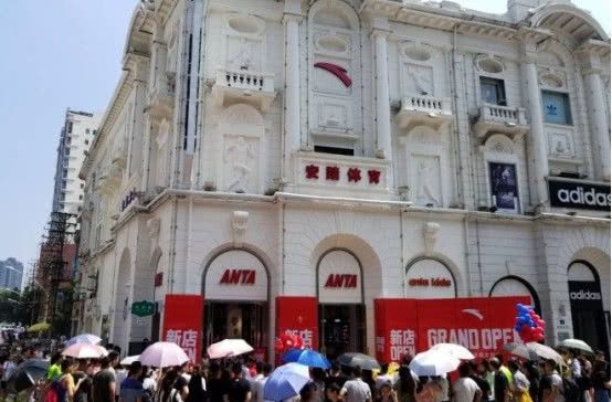  运动鞋■中国运动鞋之王：一年卖出7千万双鞋，逆袭全球第三直追耐克阿迪